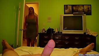 Pov-Video Af Busty Milf, Der Onanerer, Mens Hun Ser En Ung Mand