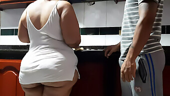 Vriendelijke Colombiaanse Milf Kookt Een Hete Ontmoeting In De Keuken