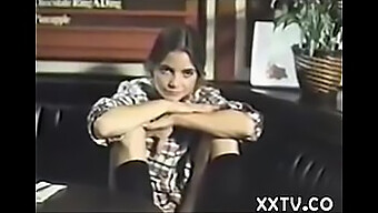 Vintage Tüylü Amcık, Sert Retro Bir Videoda Beceriliyor