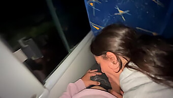 En Varm Latina Babe Sutter En Ukendt Fyrs Pik På En Bus Og Sluger Hans Ladning